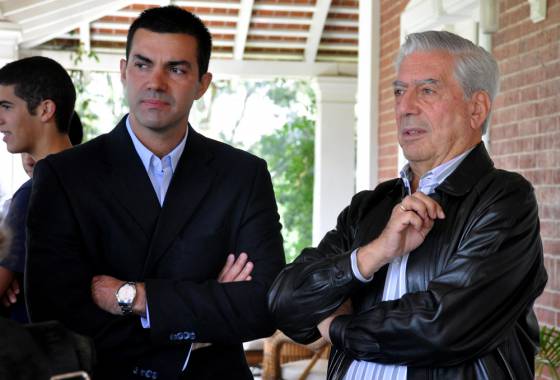 El gobernador junto a Vargas Llosa en Las Costas