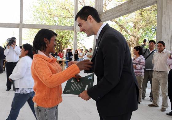 Doscientas familias de Campo Quijano recibieron la escritura definitiva de su terreno.