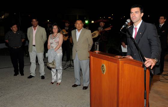 El gobernador Urtubey compartió con más de mil docentes una cena organizada por la ADP para celebrar el Día del Maestro.