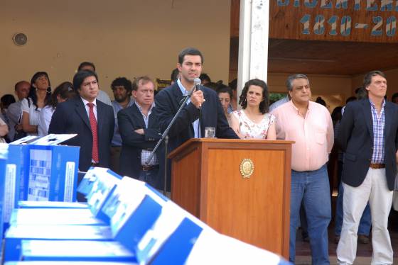 El gobernador Urtubey entregó netbooks para escuelas de la Caldera.