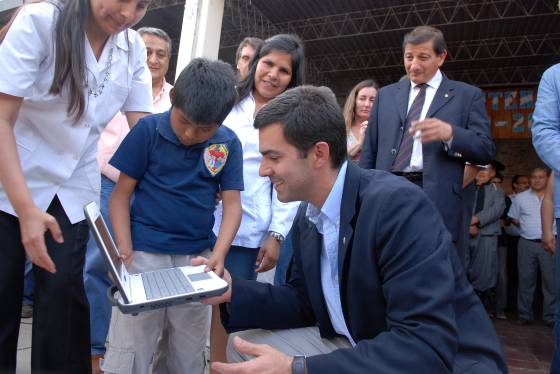 El gobernador Urtubey entregó netbooks para escuelas de la Caldera.