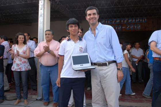 El gobernador Urtubey entregó netbooks para escuelas de la Caldera.