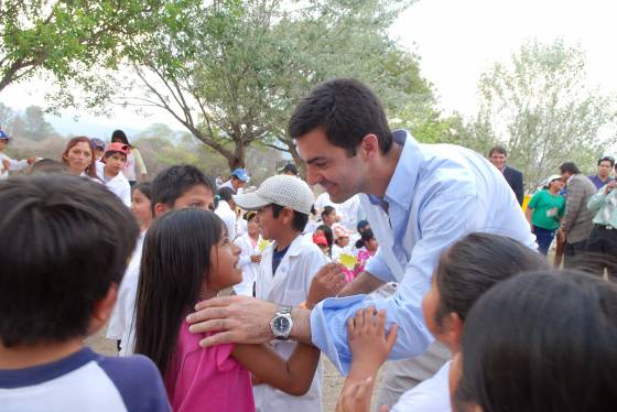 El gobernador Urtubey entregó netbooks para escuelas de la Caldera.