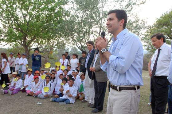 El gobernador Urtubey entregó netbooks para escuelas de la Caldera.