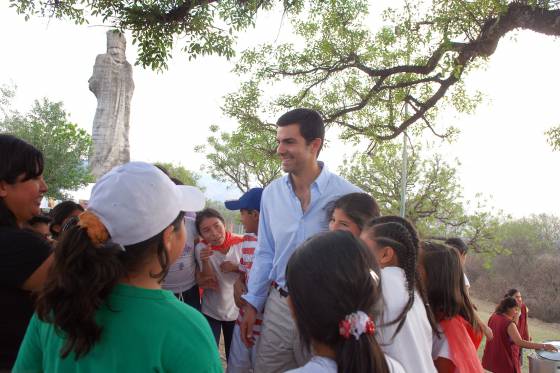 El gobernador Urtubey entregó netbooks para escuelas de la Caldera.