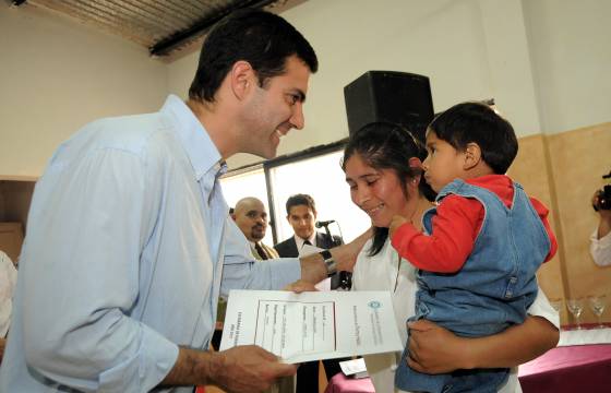 El gobernador Juan Manuel Urtubey hizo entrega de 180 escrituras a vecinos de barrios de la zona sureste de la Ciudad.