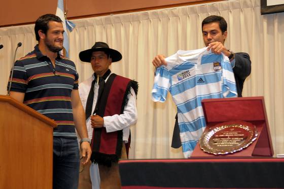 El gobernador Urtubey distinguió al rugbista Juan Figallo por su participación en Los Pumas.