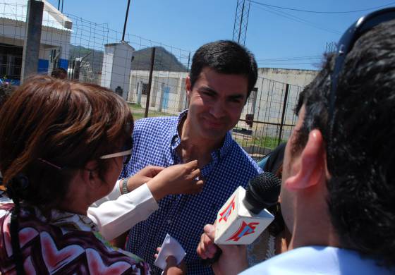 El Gobernador Urtubey visitó el comedor Divino Niño, en zona Norte de la ciudad.