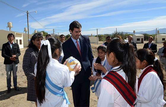 En Animaná, Urtubey inauguró el tendido de la red eléctrica de alumbrado público, red de agua potable y cloacas