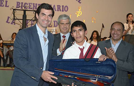 El gobernador Juan Manuel Urtubey entrega instrumentos para la orquesta. Urtubey participó en el lanzamiento de la Orquesta Infanto Juvenil de La Merced