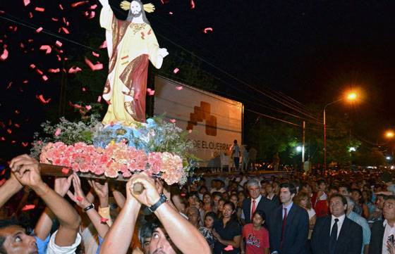 cientos de fieles del departamento Anta rindieron homenaje a Cristo Rey, patrono de la localidad. El gobernador Urtubey compartió en El Quebrachal las honras a Cristo Rey