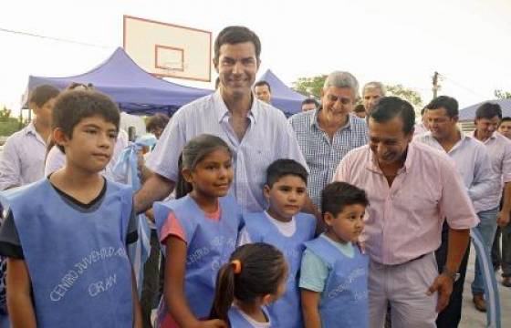 Urtubey inauguró un playón deportivo en Orán