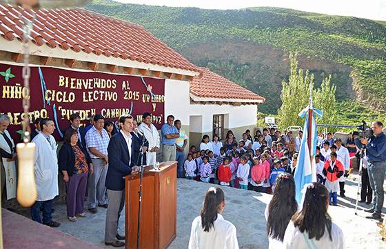 Urtubey abrió el ciclo lectivo para la primaria e inauguró obras en una escuela de Seclantás