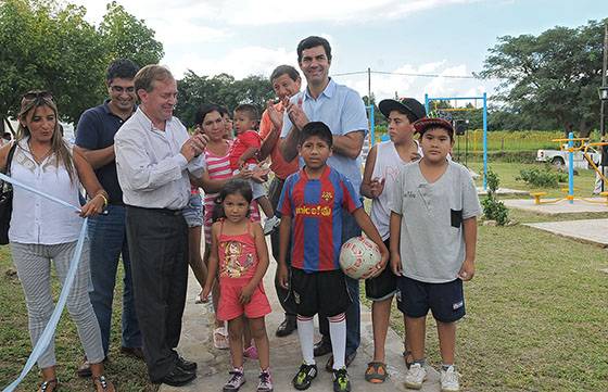 El Gobernador habilitó mejoras en la plaza Olivera de Vaqueros