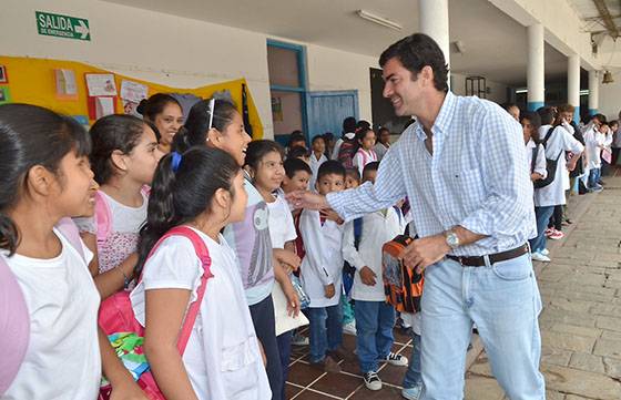 En Orán el Gobernador visitó la Escuela Primaria N° 4139 Osvaldo Pos