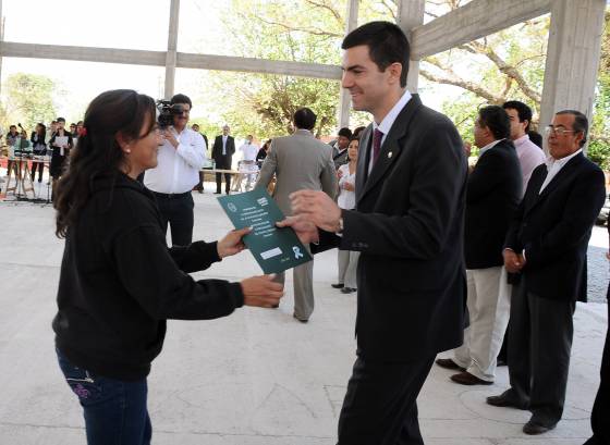 Gobernador entrega escrituras en Campo Quijano