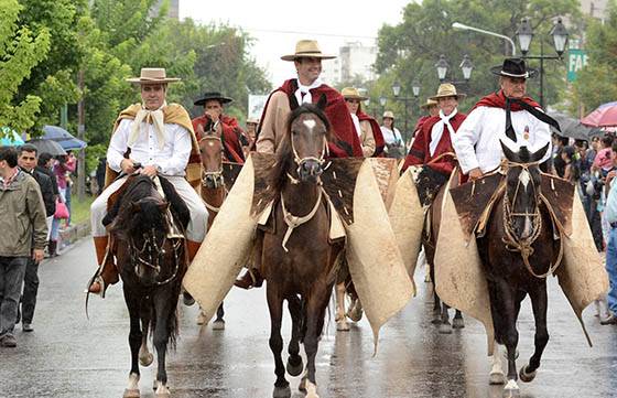 En el 203° aniversario de la Batalla de Salta, el Gobernador desfiló a caballo para homenajear a los héroes de la Patria