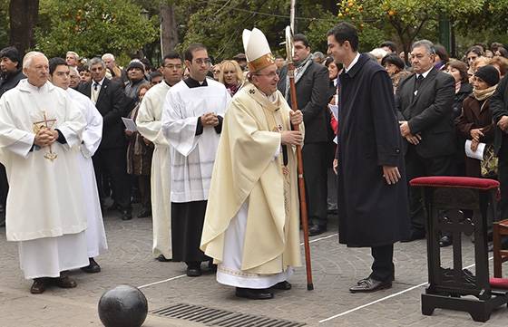 Urtubey participó junto a cientos de fieles en la celebración de Corpus Christi