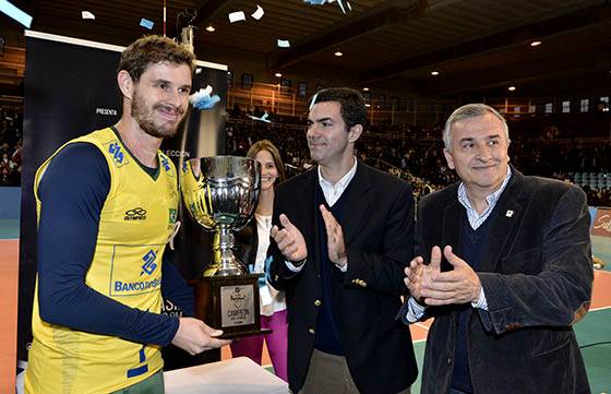 Urtubey entregó la Copa Personal al seleccionado brasileño de vóley que ganó el amistoso con Argentina