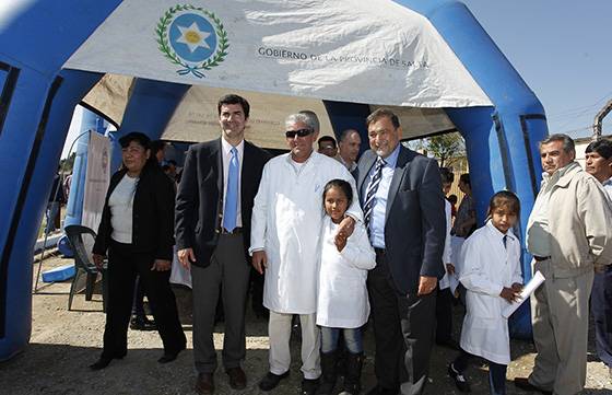 El gobernador Urtubey recorriendo el CAC instalado en Islas de Cañas. “Queremos acercar el Estado a la gente brindando más servicios”