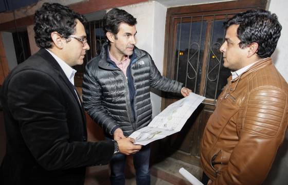 El gobernador junto a funcionarios municipales de Rosario de la Frontera. 