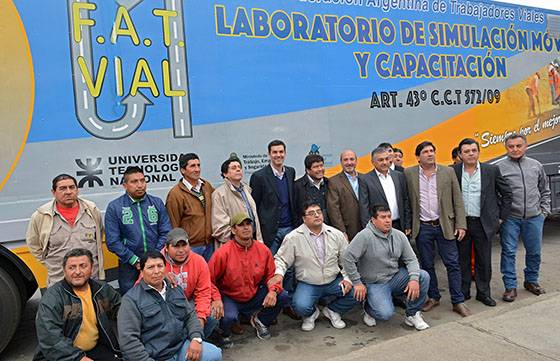 El Gobernador recorrió el laboratorio móvil donde se capacitan trabajadores viales salteños