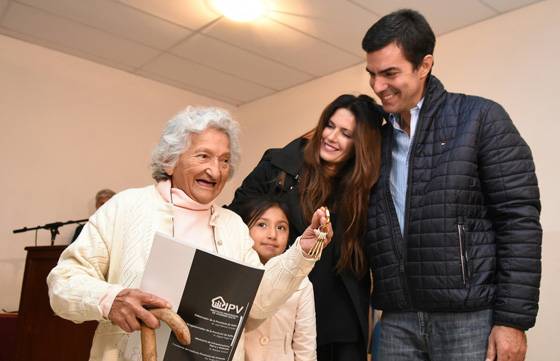 El Gobernador Urtubey entregó viviendas a familias de Cafayate