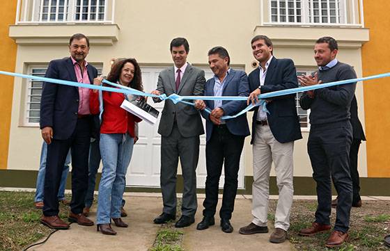 El Gobernador cortó la cinta inaugural de las viviendas junto a vecinos y autoridades. Más de 16700 viviendas fueron entregadas por el Gobierno provincial en los últimos 10 años