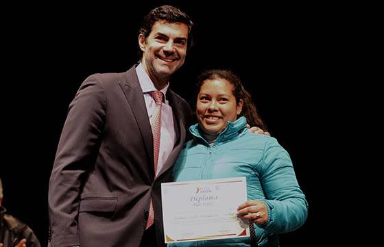 El Gobernador entregó diplomas a jóvenes y adultos que finalizaron estudios primarios y secundarios