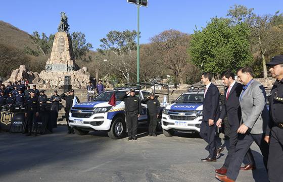 Con la entrega de 40 camionetas a la Policía se refuerza el servicio de seguridad ciudadana