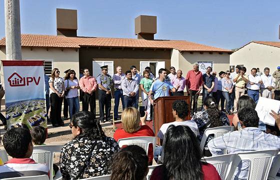 En Joaquín V. González el Gobernador entregó sus viviendas a 50 familias