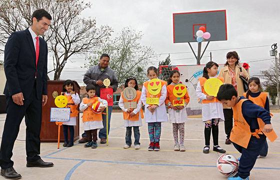 Más de mil alumnos de barrio Intersindical disfrutan del nuevo playón deportivo