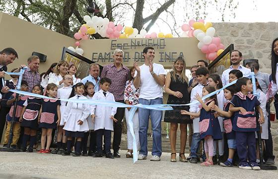 En Vaqueros el Gobernador habilitó obras de pavimento y ampliación de una escuela