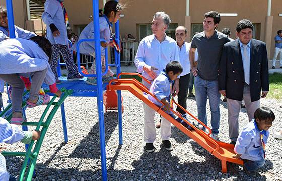 El Presidente y el gobernador Urtubey inauguraron un moderno edificio escolar en Pluma de Pato para alumnos de la etnia wichi