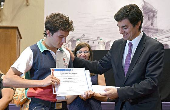 El Gobierno provincial distinguió a alumnos destacados en ciencias, arte y deportes