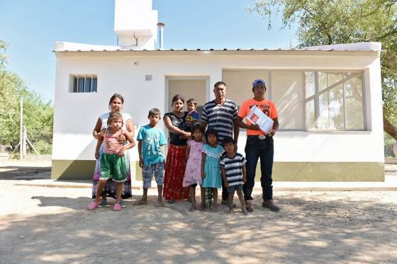 Una familia en riesgo social recibió su vivienda en paraje La Curvita