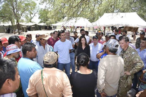 Urtubey y Stanley visitaron los centros de evacuados de parajes de Santa Victoria Este