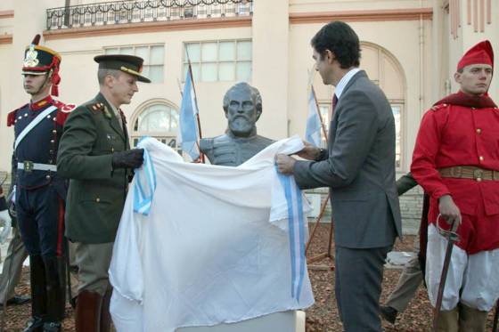 Conmemoran con un busto a Güemes en el Regimiento de Granaderos a Caballo