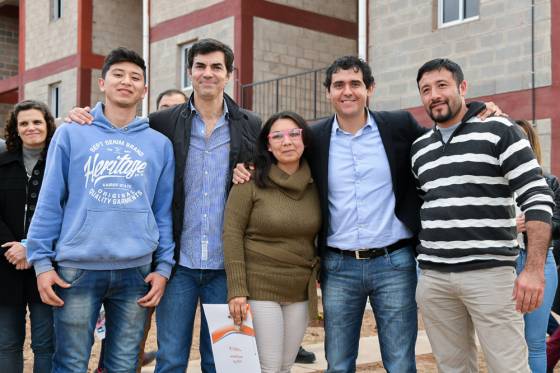 Familias de Rosario de la Frontera recibieron viviendas, módulos habitacionales y escrituras