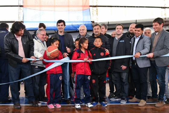 En el Club Sportivo Social Quijano el gobernador Urtubey inauguró el nuevo piso parquet