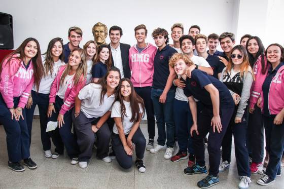 En Bahía Blanca Urtubey visitó al colegio que recibió un busto de Güemes donado por Salta En Bahía Blanca Urtubey visitó al colegio que recibió un busto de Güemes donado por Salta