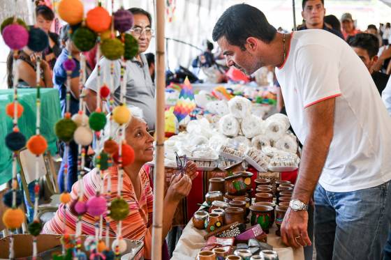 Productores vitivinícolas y artesanos del Noa reunidos en el stand de la Vendimia en Animaná