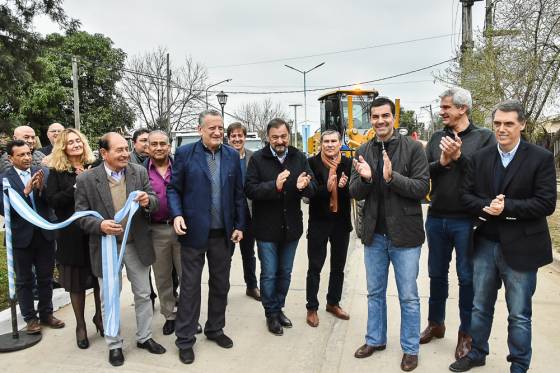 Urtubey inauguró obras de pavimiento y entregó maquinaria en el municipio de Aguaray