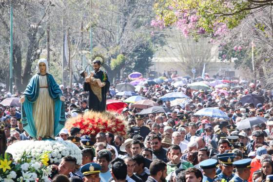 Urtubey acompañó al pueblo de Vaqueros en la devoción a su Santo Patrono