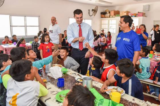 El gobernador Urtubey visitó la escuela Leopoldo Lugones donde se desarrolla el Plan Alimentario Salteño