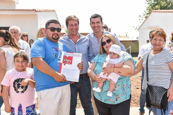 Cien familias de Colonia Santa Rosa recibieron hoy sus nuevas viviendas