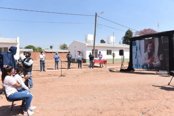 El gobernador Sáenz entrega 10 viviendas a familias de General Pizarro