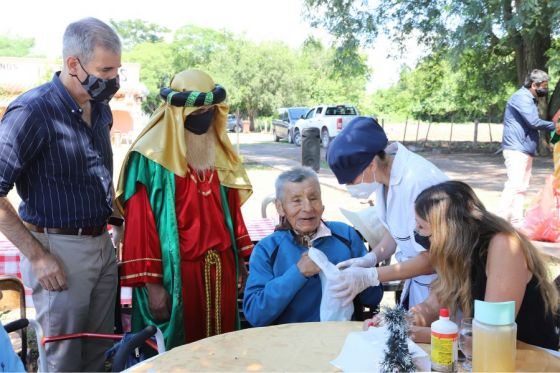 La Secretaría de las Personas Mayores agasajó a los residentes de Las Moras por el Día de Reyes