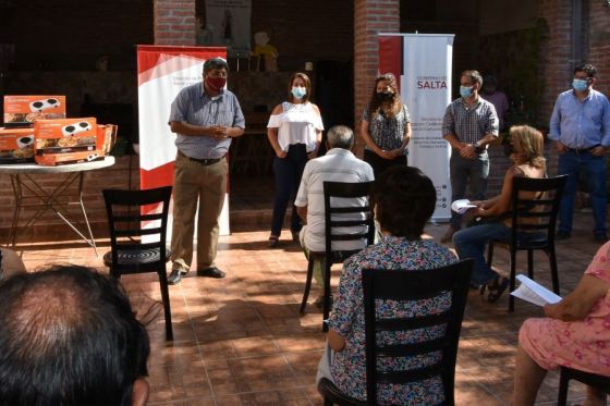 Entrega de anafes al club de abuelos Nuestra Señora del Carmen