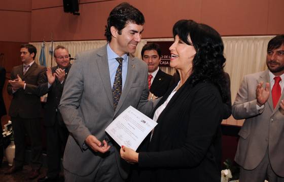 Urtubey entregó diplomas a 49 empleados públicos egresados del postgrado de Alta Gerencia.